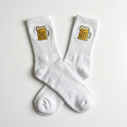 Bestickte Bier-Socken, Studio-Flatlay